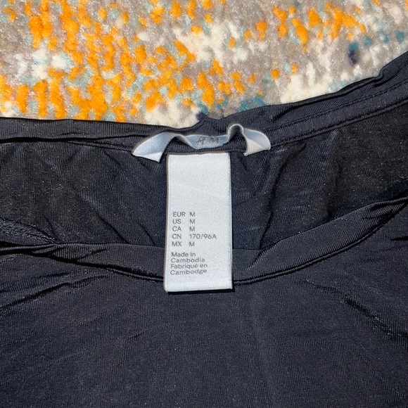 black h&m t shirt - size medium - slightly shiny stretch material - Picture 2 of 2